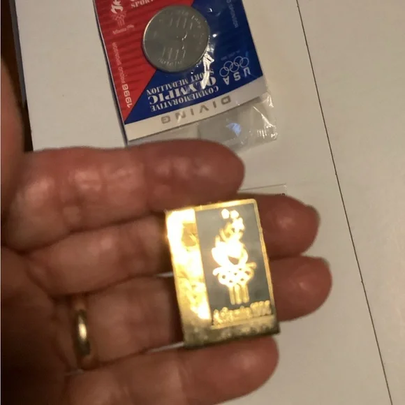 Collection of Atlanta 1996 pins and  coin - Picture 5 of 9
